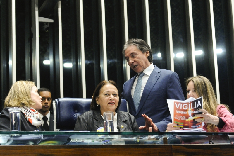 Eunício se deparou com as senadoras Gleisi Hoffmann e Fátima Bezerra (PT) e Vanessa Grazziotin (PCdoB)