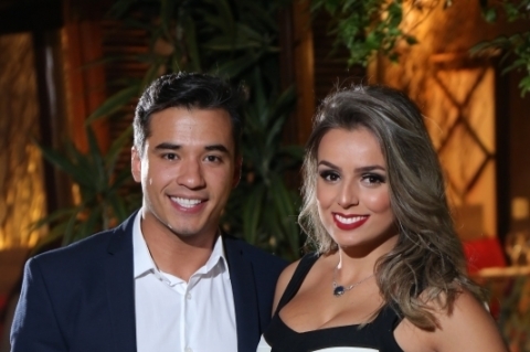 Jonas Adriano brindou seu aniversário com Bruna Nogueira em jantar no Cozy 