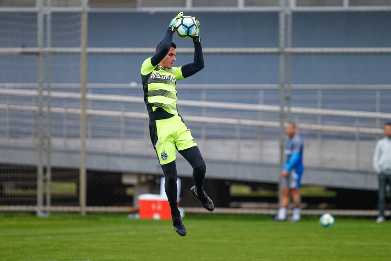 RS - FUTEBOL/TREINO GREMIO  - ESPORTES - Jogadores do Gremio realizam treino durante a tarde desta terca-feira no Centro de Treinamentos Luiz Carvalho, na preparacao para o Campeonato Brasileiro 2017. FOTO: LUCAS UEBEL/GREMIO FBPA  esp - goleiro do grêmio, marcelo grohe - foto de lucas uebel - grêmio fbpa -divulgação