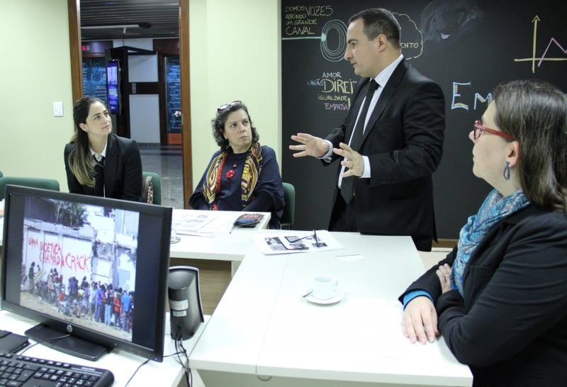 Líderes do projeto recebem visita da certificadora do Prêmio Innovare Georgia Raad (e)