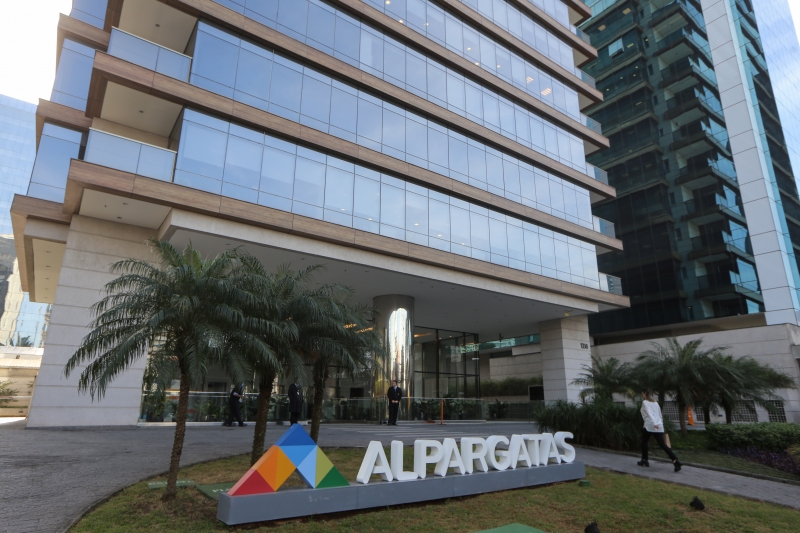 Companhia é dona das marcas Havaianas e Osklen, além de controlar a operação da Mizuno no Brasil