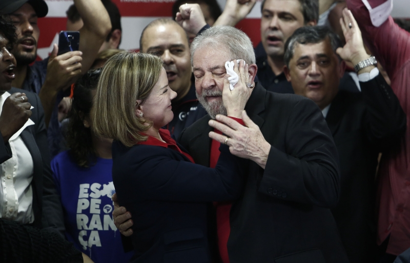 Lula falou rodeado de parlamentares e apoiadores, e senadora Gleisi Hoffmann limpo suor do seu rosto