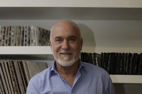 O arquiteto e paisagista Gilberto Elkis fez palestra e autografou seu livro na Bello Bagno