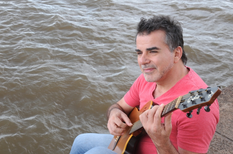 Compositor canta temas de audiovisual e teatro em passeio pelo Guaíba amanhã