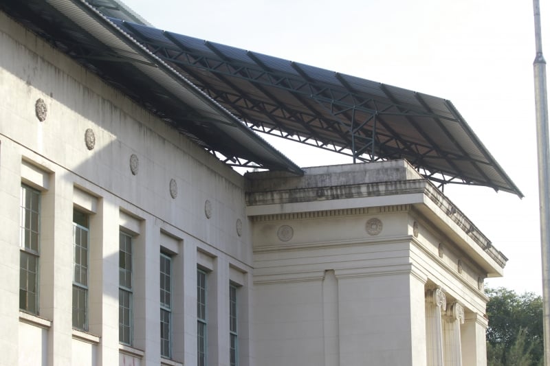 Teto instalado sobre o prédio chama a atenção por não corresponder ao padrão arquitetônico 