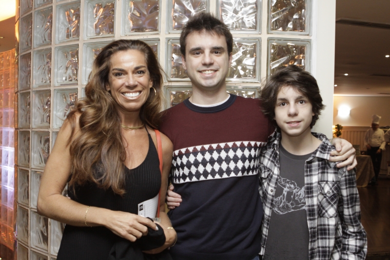 Marla Martins com os filhos João Pedro e Lourenço Martins no Jantar de Formatura dos Novos Cooks do Grêmio Náutico União