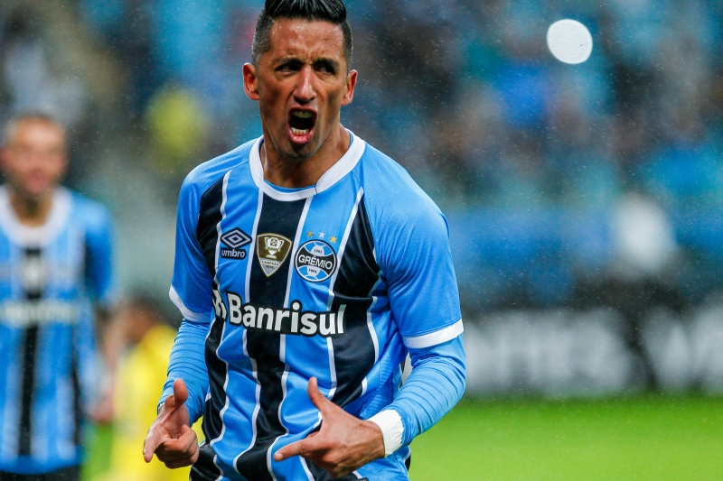 Lucas Barrios anotou dois tentos na vitória gremista contra a Ponte Preta