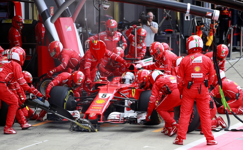 Vettel teve uma parada extra nos pits para reparar o problema no pneu dianteiro esquerdo