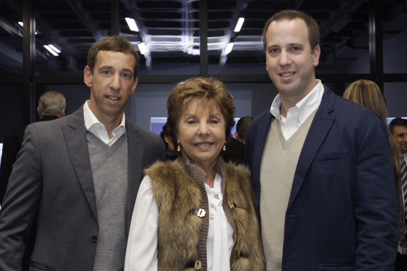 Raquel Teitelbaum entre os filhos, Claudio e Flavio Teitelbaum