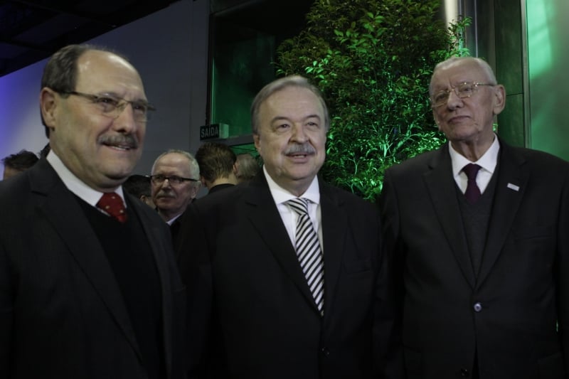 O governador José Ivo Sartori com Gilberto Porcello Petry, novo presidente da Fiergs, empossado por Heitor José Müller