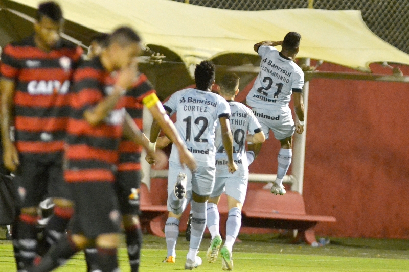 Destaque na partida, Fernandinho marcou o primeiro gol gremista