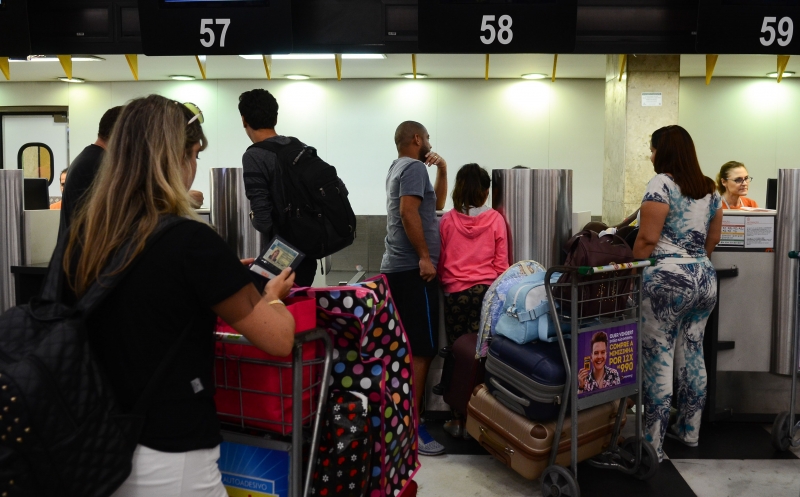 Atingir a milhagem para comprar a passagem aérea está mais difícil