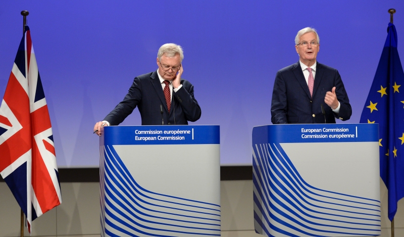 Davis (e) e Barnier disseram que conversas ajudaram a construir confiança mútua