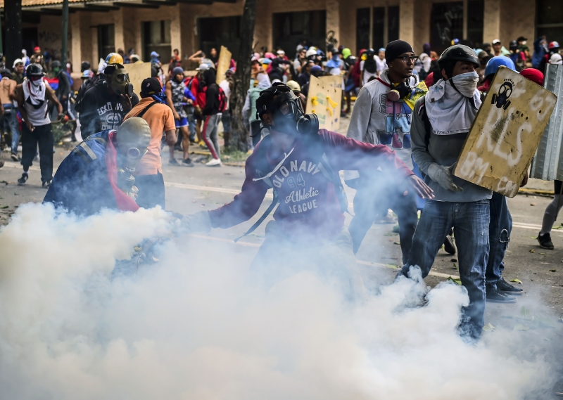 Manifestantes entraram em confronto com a polícia durante greve de 24 horas no País