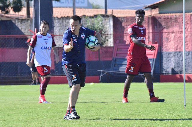 Doriva fez a sua estreia no clube goiano na sexta rodada, substituindo Marcelo Cabo