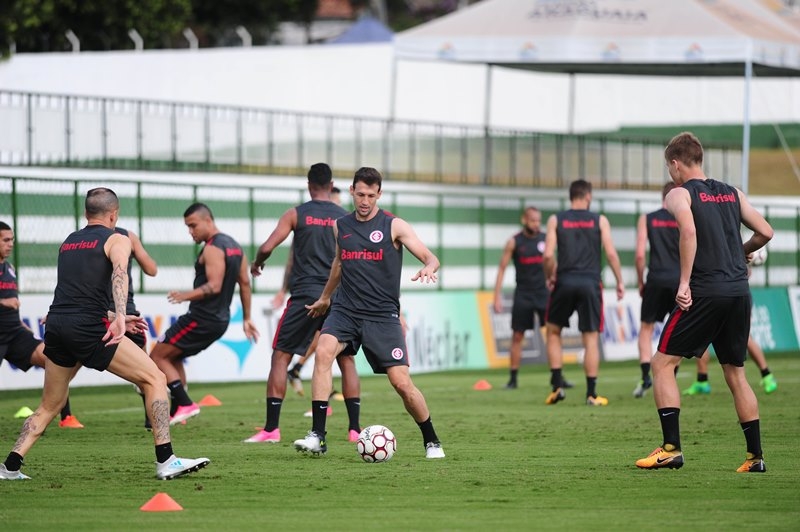Jogadores do Inter realizam treino no Serrinha antes de enfrentar o Vila Nova