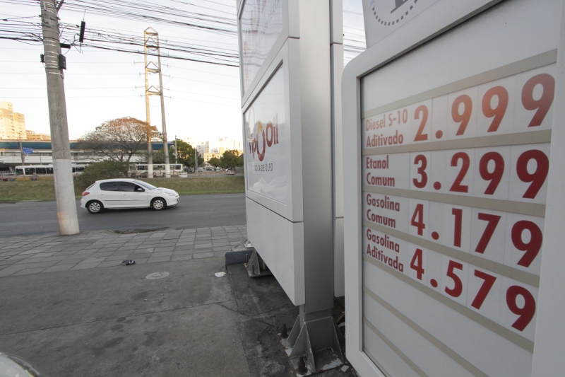 Gasolina já é vendida por R$ 4,17 em diversos postos de Porto Alegre