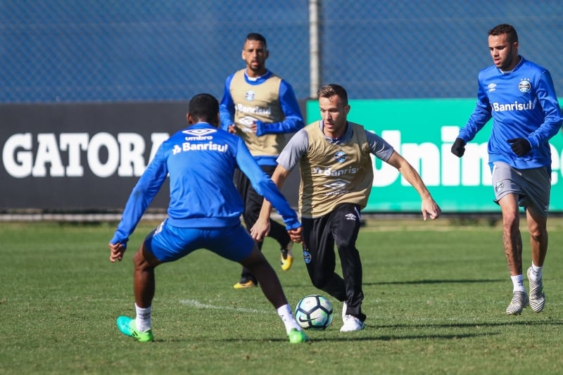 Jogadores treinam para a partida contra o São Paulo na segunda-feira 