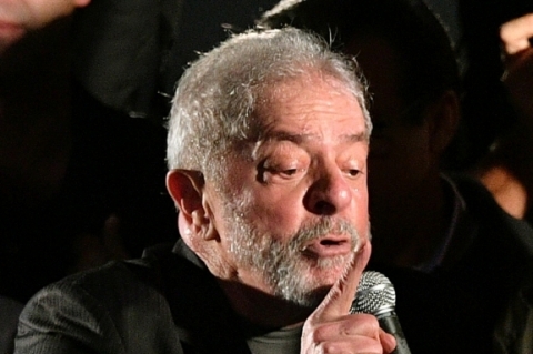 Luiz Inácio Lula da Silva teria aceitado vantagem indevida