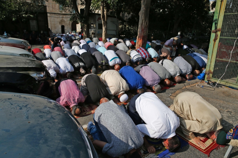 Em protesto, visitantes oram do lado de fora da mesquita de Al-Aqsa