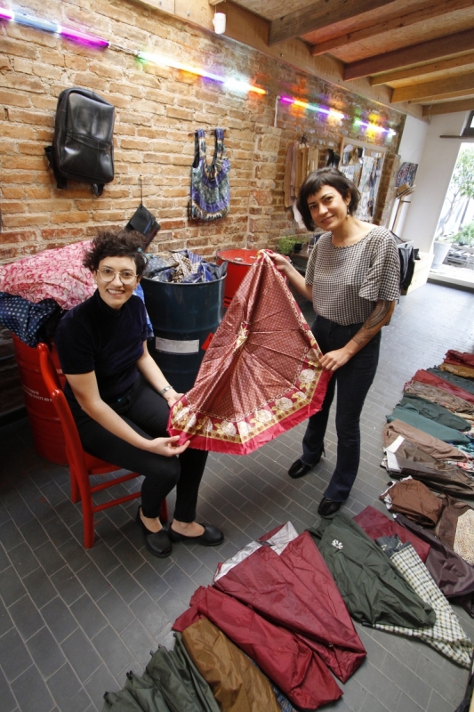 Itiana e Adriana fazem bolsas e mochilas com sobras de material Foto: MARCELO G. RIBEIRO/JC