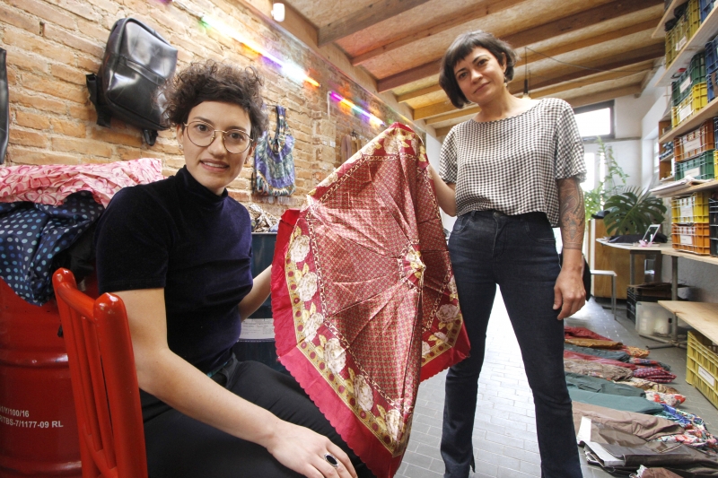 Itiana e Adriana fazem bolsas e mochilas com sobras de material