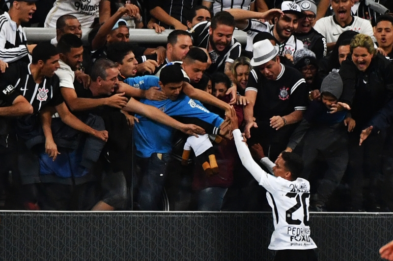Pedrinho comemorou com a torcida o segundo gol do Corinthians na partida