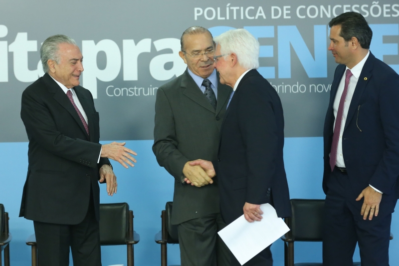 Investigações envolvem Temer (esquerda) e ministros Padilha (centro), que cumprimenta Moreira Franco 