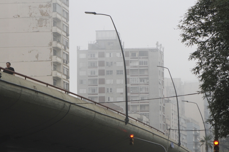 Porto Alegre amanheceu sob um manto cinza causado por espessa neblina