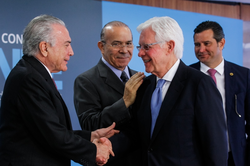 Presidente Temer e ministros comemoraram leilão de aeroportos em cerimônia no Palácio do Planalto