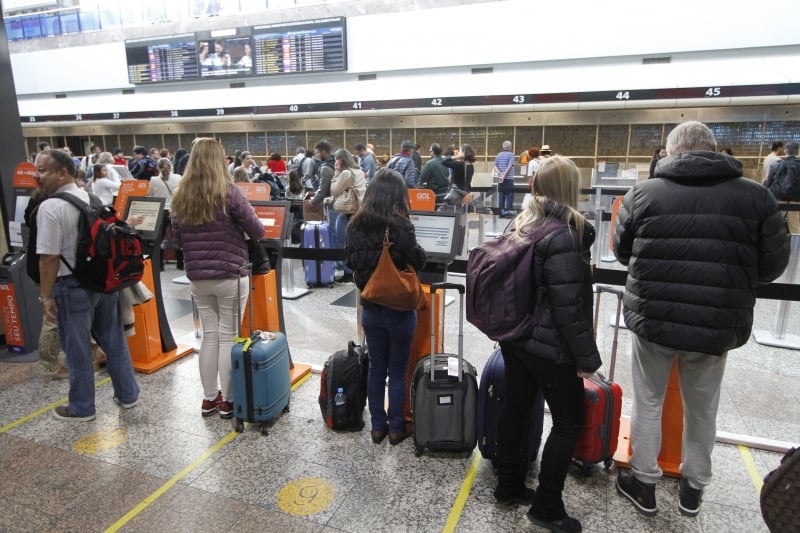 O reajuste atinge as taxas de embarque, conexão, pouso, permanência, armazenagem e capatazia