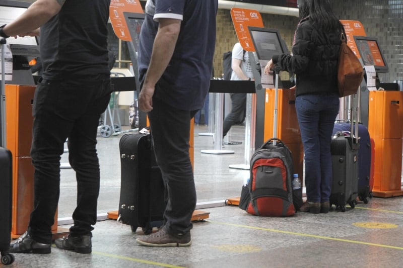 Novo equipamento permite pesagem e etiquetagem de bagagem através de autoatendimento