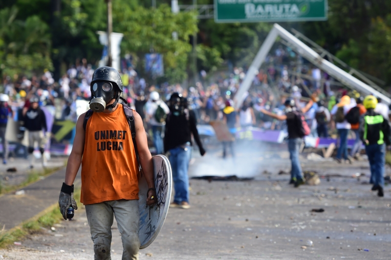 País registrou ao menos seis mortos e sete policiais feridos em meio a protestos contra Maduro