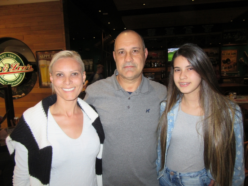 Fotolegenda
Gra&ccedil;a Brenner, Petter Brenner e Victoria Brenner no Joe & Leos, no Bourbon Country
   
