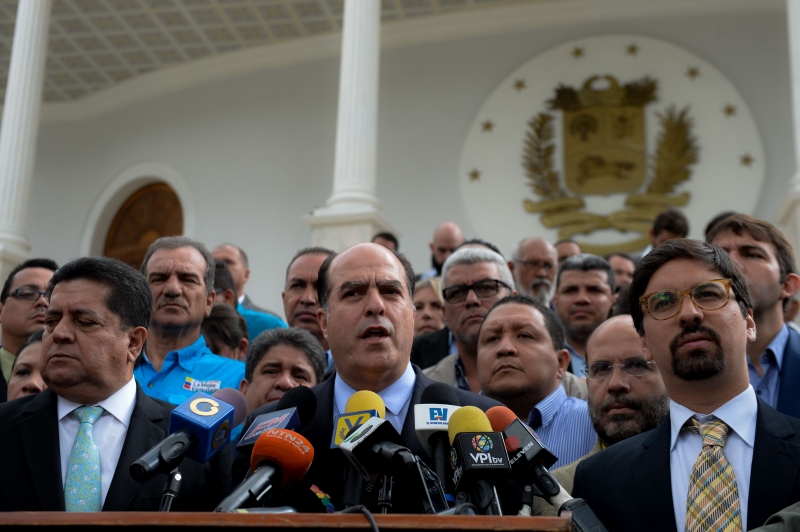 Julio Borges (c) disse que governo 'débil' inventou 8 milhões de votos