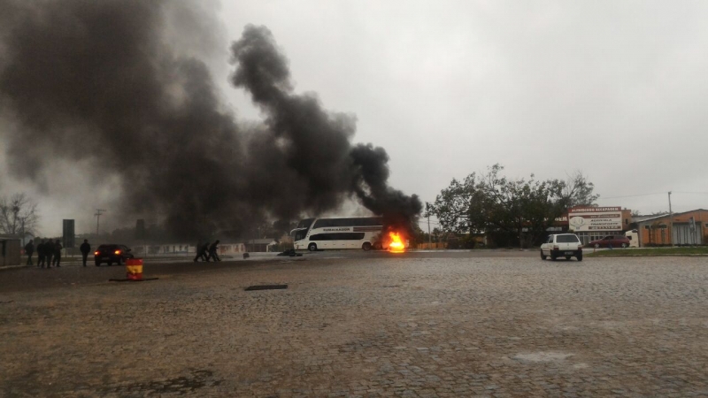 Em Camaquã, na BR-116, manifestantes queimaram pneus próximo ao acesso da cidade