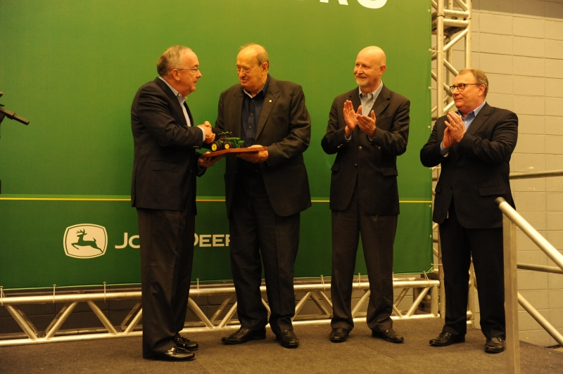 Randon (segundo à esquerda), recebeu chave de ouro da empresa  