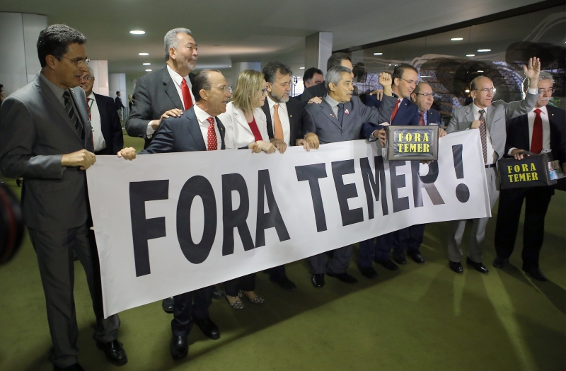 Deputados manifestaram com uma faixa e cartazes de 'fora, Temer'