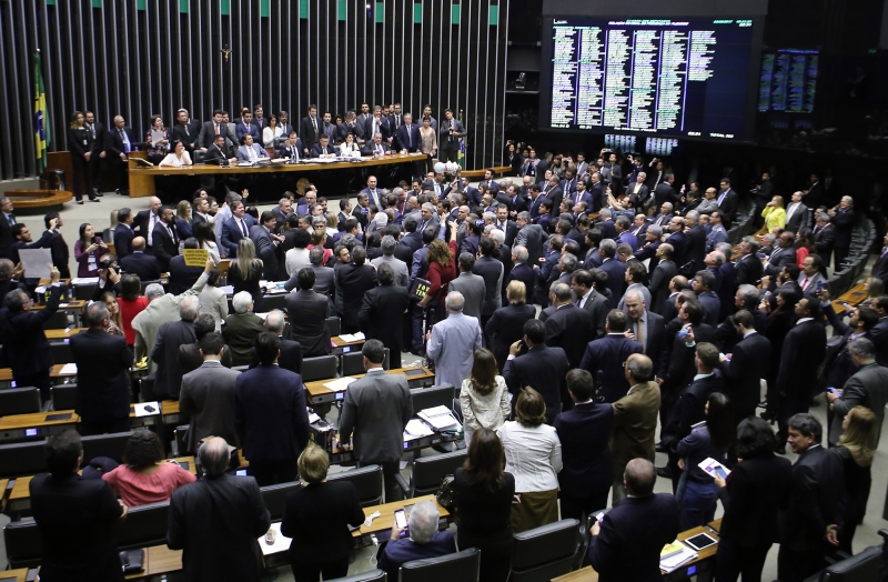 18 deputados do RS se posicionaram contra o presidente Michel Temer e 12 a favor