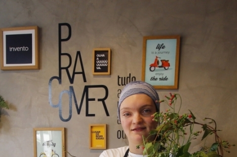 A bi&oacute;loga Mar&iacute;lia &eacute; quem prepara os pratos 