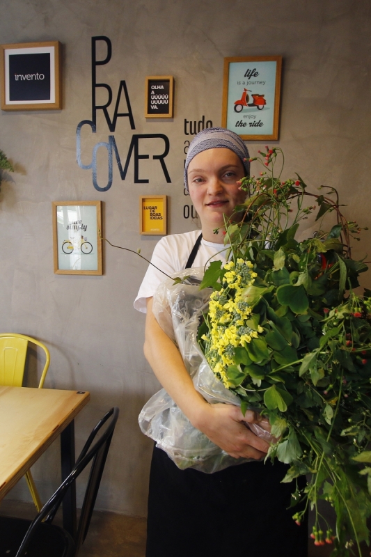 A bi&oacute;loga Mar&iacute;lia &eacute; quem prepara as refei&ccedil;&otilde;es Foto: FREDY VIEIRA/JC