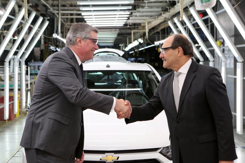 {'nm_midia_inter_thumb1':'https://www.jornaldocomercio.com/_midias/jpg/2017/08/03/206x137/1_pg3_governador_jose_ivo_sartori_cumprimenta_o_presidente_da_gm_mercosul_carlos_zarlenga___credito_luiz_chaves___palacio_piratini___divulgacao-1602566.jpg', 'id_midia_tipo':'2', 'id_tetag_galer':'', 'id_midia':'59836ec9eecc1', 'cd_midia':1602566, 'ds_midia_link': 'https://www.jornaldocomercio.com/_midias/jpg/2017/08/03/pg3_governador_jose_ivo_sartori_cumprimenta_o_presidente_da_gm_mercosul_carlos_zarlenga___credito_luiz_chaves___palacio_piratini___divulgacao-1602566.jpg', 'ds_midia': 'GRAVATA&icirc;, RS, BRASIL 03.08.2017: O governo do Estado do Rio Grande do Sul e a General Motors Mercosul anunciaram, na manh&atilde; desta quinta-feira (3), o investimento de R$ 1,4 bilh&atilde;o para modernizar a linha de produ&ccedil;&atilde;o do Complexo Industrial Automotivo de Gravata&iacute;, inaugurado em 20 de julho de 2000. A medida &eacute; parte do plano da empresa de investir R$ 13 bilh&otilde;es no Brasil, entre 2014 e 2019. O investimento foi anunciado pelo presidente da General Motors Mercosul, Carlos Zarlenga, na presen&ccedil;a do governador Jos&eacute; Ivo Sartori e do vice-presidente da GM Mercosul, Marcos Munhoz, na sede da montadora, em Gravata&iacute;. Foto: Luiz Chaves/Pal&aacute;cio Piratini   PG3 Governador Jos&eacute; Ivo Sartori cumprimenta o presidente da GM Mercosul Carlos Zarlenga - Credito Luiz Chaves - Pal&aacute;cio Piratini - Divulga&ccedil;&atilde;o', 'ds_midia_credi': 'LUIZ CHAVES/PAL&Aacute;CIO PIRATINI/JC', 'ds_midia_titlo': 'GRAVATA&icirc;, RS, BRASIL 03.08.2017: O governo do Estado do Rio Grande do Sul e a General Motors Mercosul anunciaram, na manh&atilde; desta quinta-feira (3), o investimento de R$ 1,4 bilh&atilde;o para modernizar a linha de produ&ccedil;&atilde;o do Complexo Industrial Automotivo de Gravata&iacute;, inaugurado em 20 de julho de 2000. A medida &eacute; parte do plano da empresa de investir R$ 13 bilh&otilde;es no Brasil, entre 2014 e 2019. O investimento foi anunciado pelo presidente da General Motors Mercosul, Carlos Zarlenga, na presen&ccedil;a do governador Jos&eacute; Ivo Sartori e do vice-presidente da GM Mercosul, Marcos Munhoz, na sede da montadora, em Gravata&iacute;. Foto: Luiz Chaves/Pal&aacute;cio Piratini   PG3 Governador Jos&eacute; Ivo Sartori cumprimenta o presidente da GM Mercosul Carlos Zarlenga - Credito Luiz Chaves - Pal&aacute;cio Piratini - Divulga&ccedil;&atilde;o', 'cd_tetag': '1', 'cd_midia_w': '800', 'cd_midia_h': '532', 'align': 'Left'}