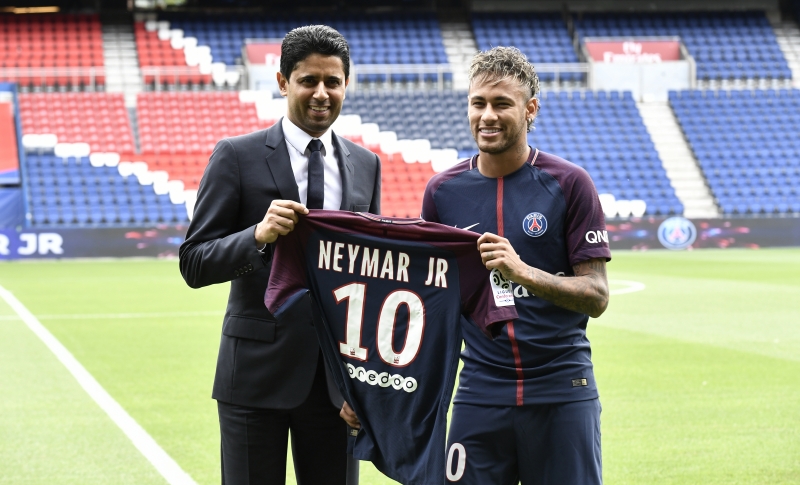 Neymar recebeu a camisa 10 do time pelas mãos do presidente do PSG, Nasser Al-Khelaifi