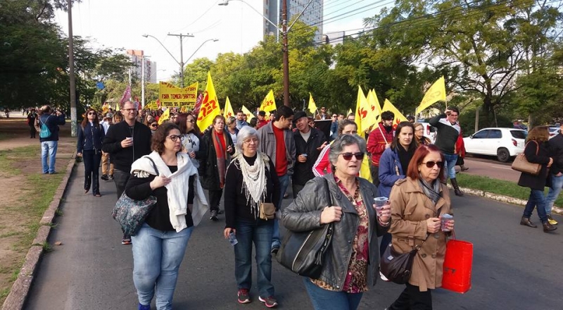 Manifestação saiu em caminhada da Seduc em direção ao Centro Histórico da Capital
