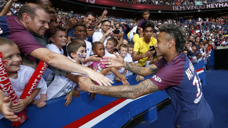 Ovacionado pela torcida, Neymar teve o nome gritado e fez uma volta olímpica