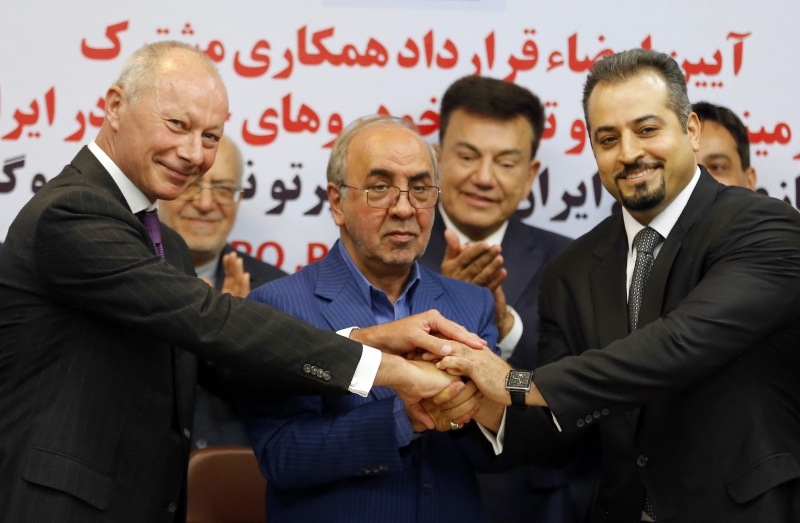 Acordo foi celebrado por Thierry Bollore, da Renault, Mansour Moazami, do IDRO Group, e Kourosh Morshed Solouk, da associação de importadores de automóveis iraniana