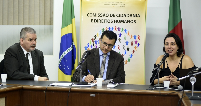 Camila Caldeira Nunes Dias (d), que estuda o PCC, falou sobre o tema na Assembleia Legislativa