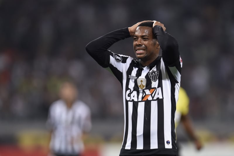 Robinho, que entrou na segunda etapa, lamenta chance de gol desperdiçada