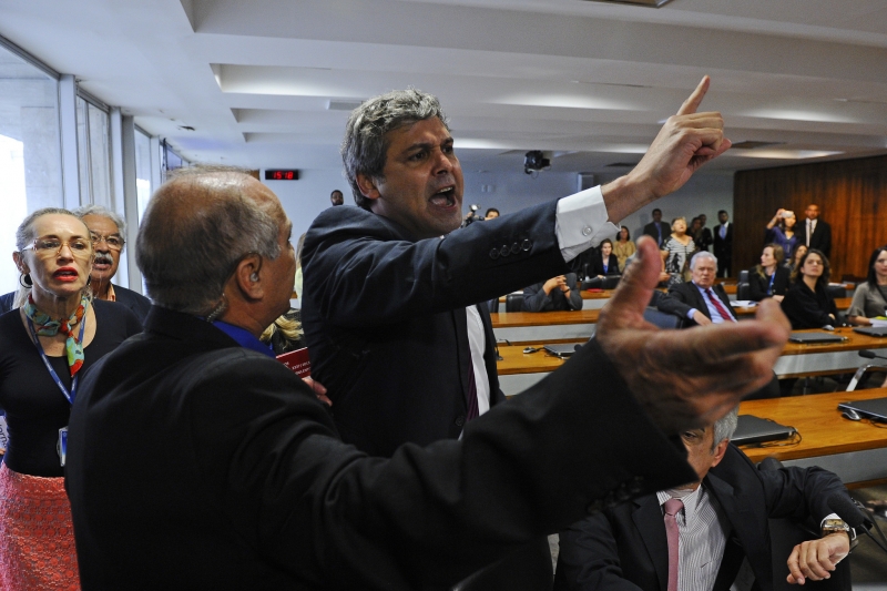 A confusão quase terminou em agressão física 