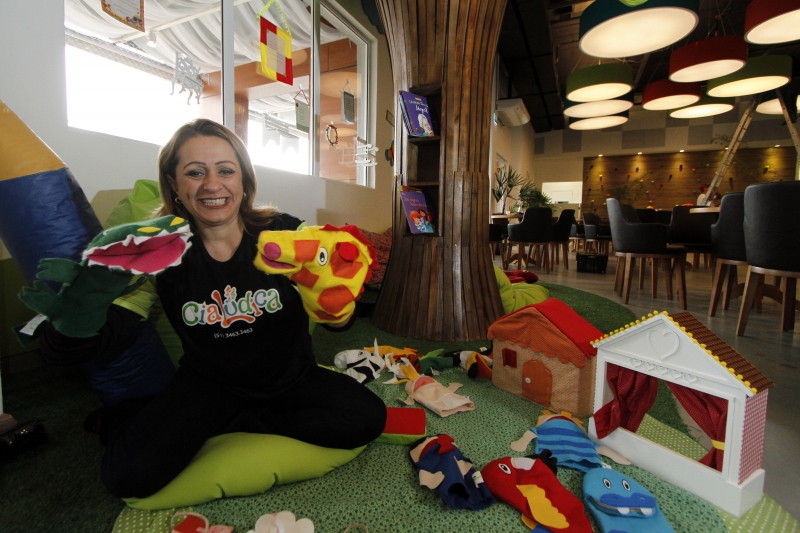 Neka criou a companhia h&aacute; 25 anos, com uma mochila nas costas Foto: fotos MARCELO G. RIBEIRO/JC